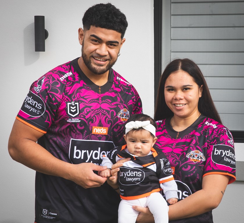 Wests Tigers vs North Queensland Cowboys, jersey clash, pink