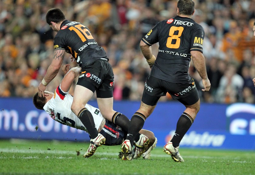 Dwyer lands a big hit on JWH in 2010 qualifying final