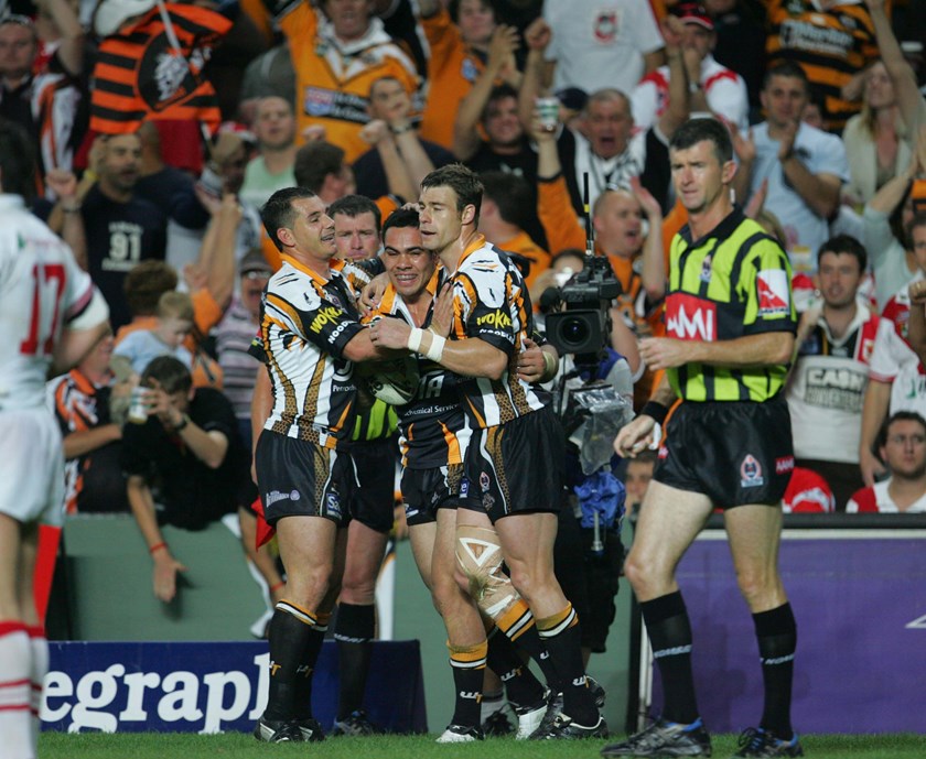 Halatau bags another double to help his team to the 2005 Grand Final