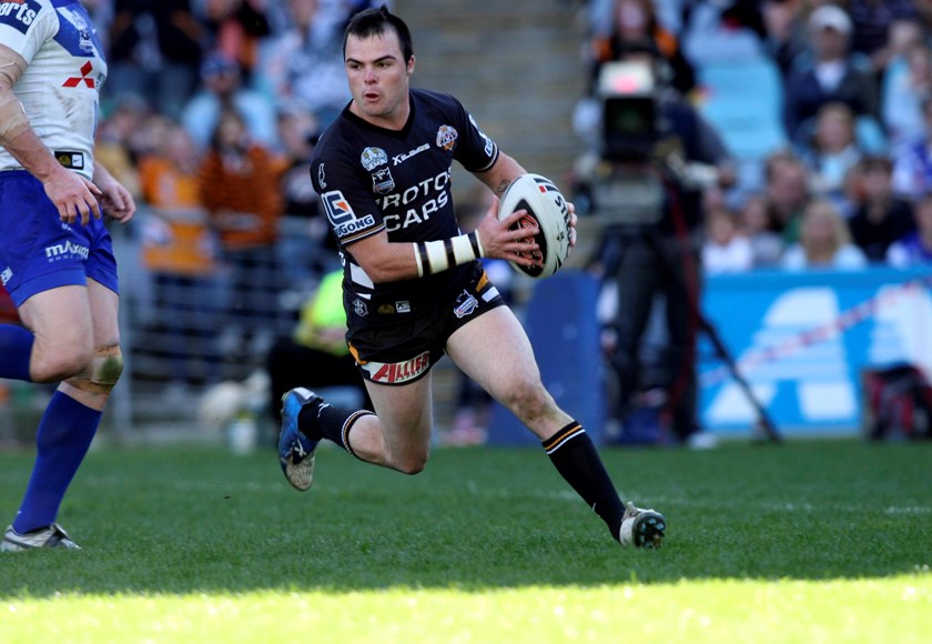 Gallant scores a try in 2008 during his time as a Wests Tigers player